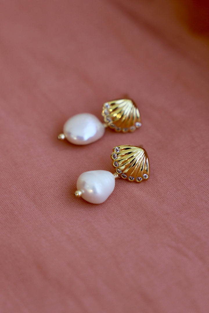 SEASIDE SHELL PEARL STUDS